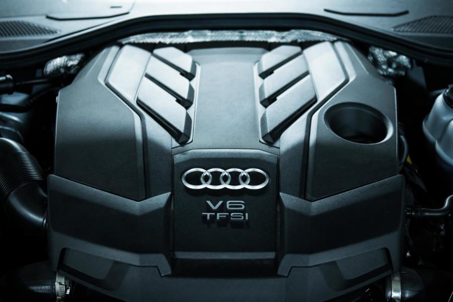 Моторный отсек Audi A8 55 TFSI Quattro (D5) 2018 года  (JP) (фото 5 из 21)